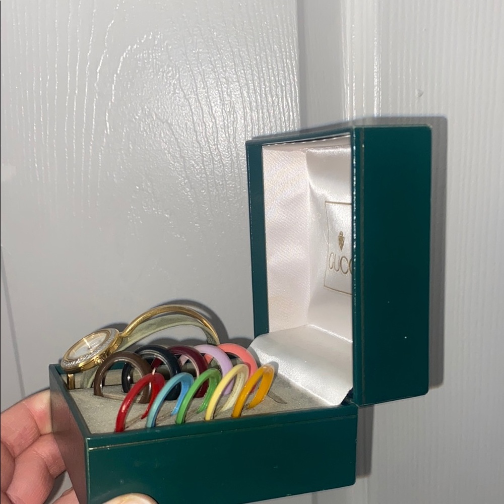 Vintage Gucci Interchangeable Watch Set—Like New Condition - Picture 3 of 4